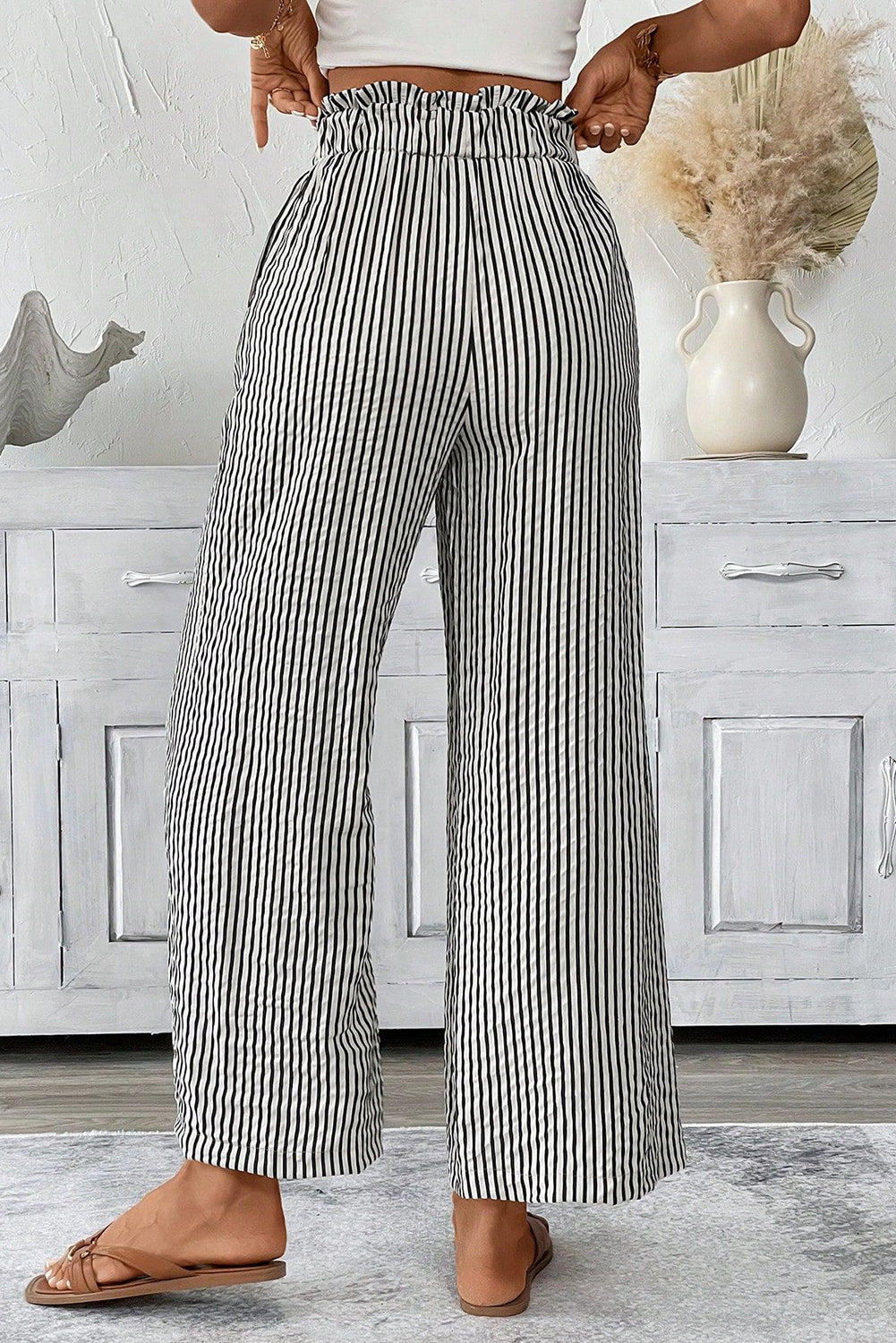 Pantalon noir à rayures et nœud décoratif à la taille