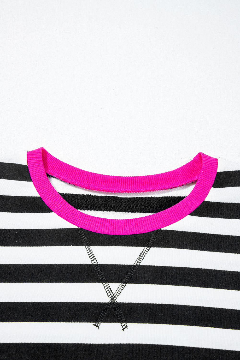 Conjunto de top de manga larga y pantalones cortos con ribete en contraste y rayas negras