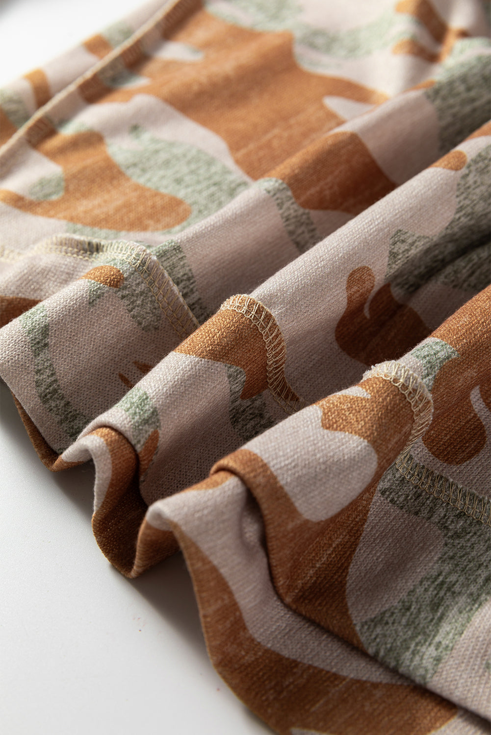 Sweat-shirt marron à imprimé camouflage rétro, coutures apparentes et épaules tombantes