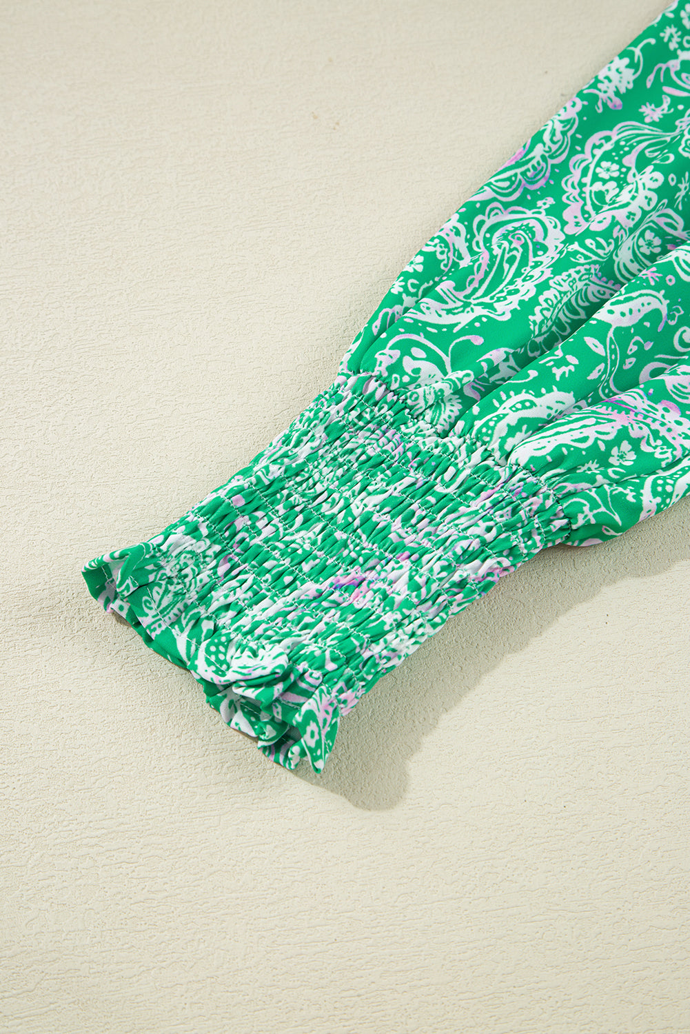 Mini-robe verte à manches longues et imprimé cachemire, boutonnée sur le devant et nouée à la taille