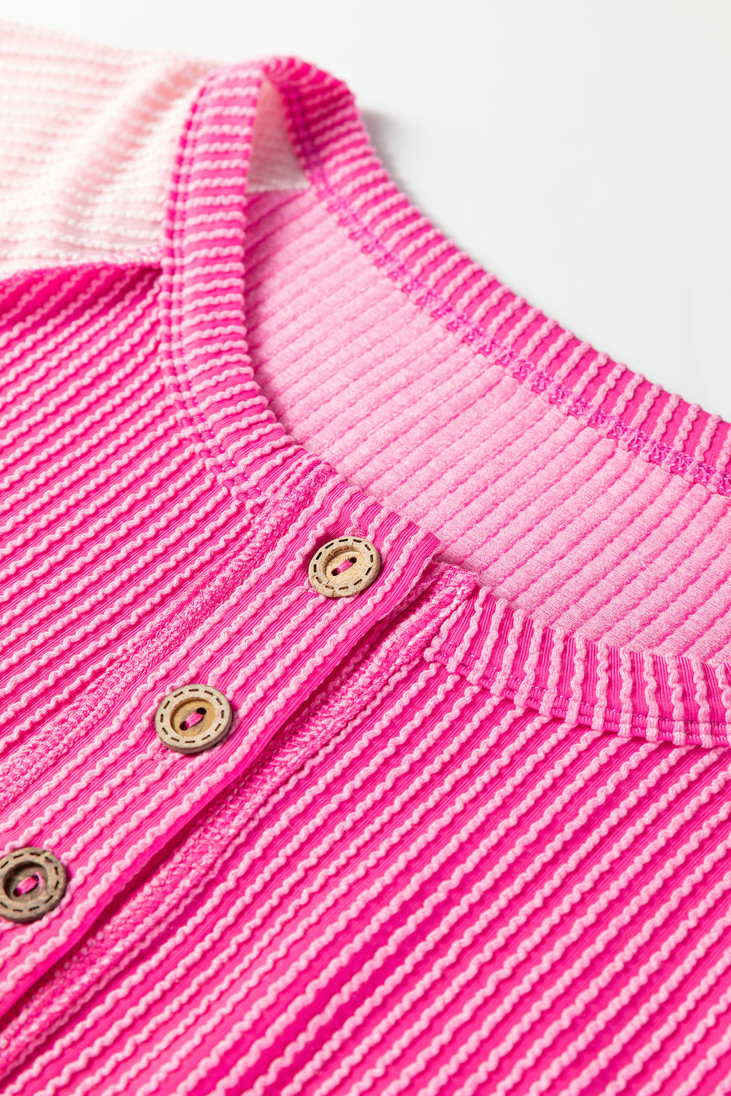 T-shirt Henley à manches courtes rose vif à côtes torsadées et patchwork color block