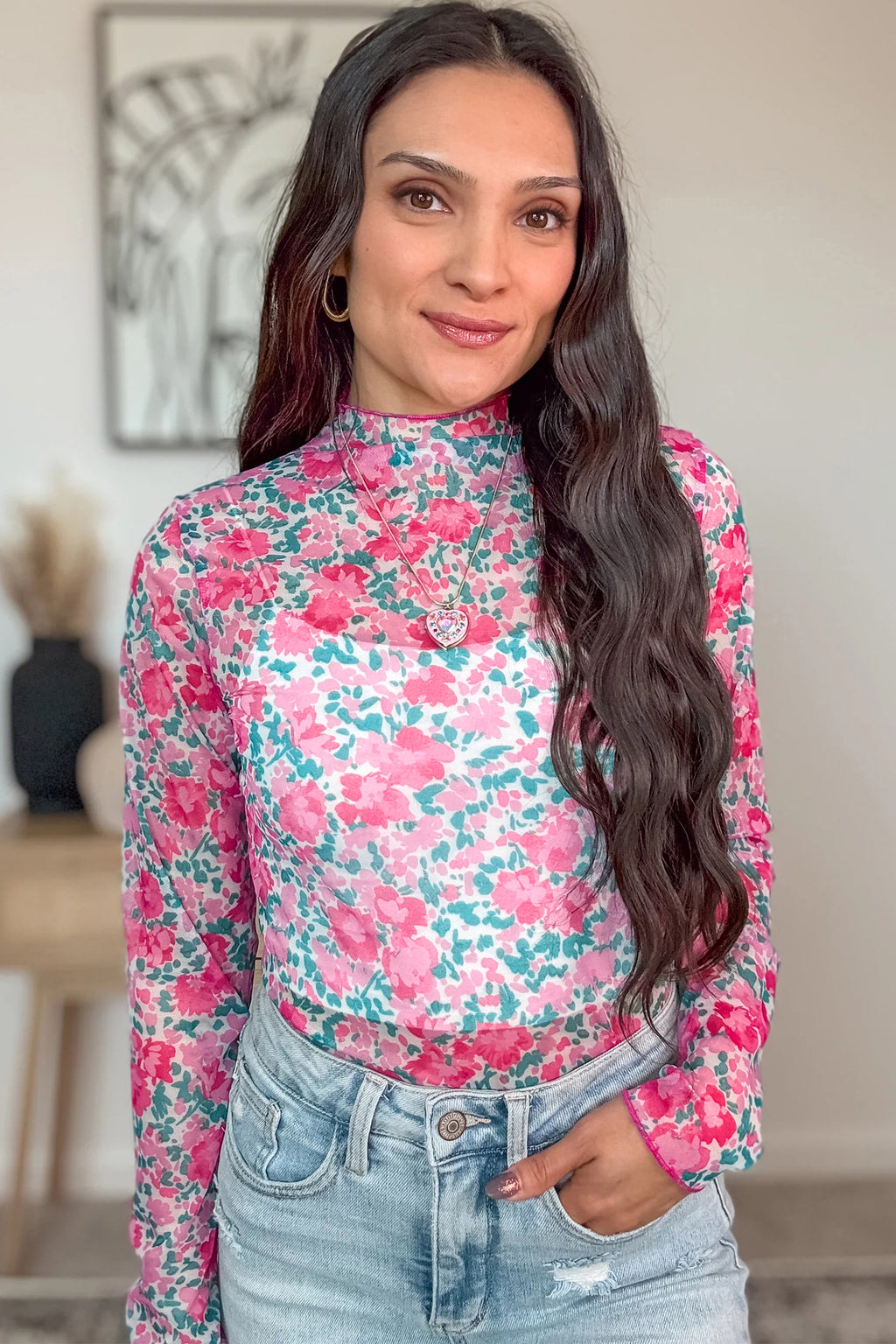 Haut à manches longues et col montant en maille florale rose, coupe ajustée