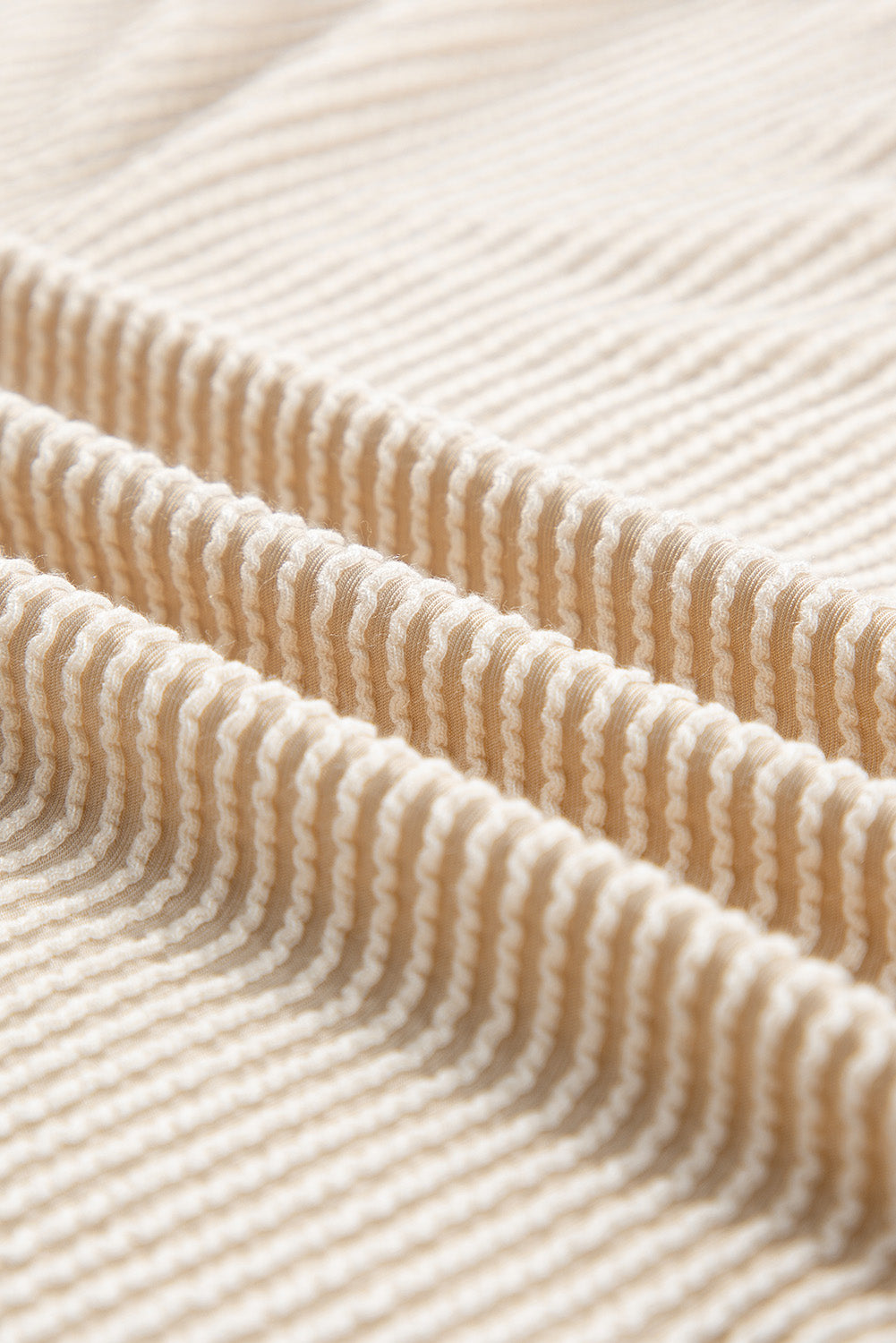 Conjunto de top de manga larga con cordón y pantalones cortos de cintura alta en color castaño