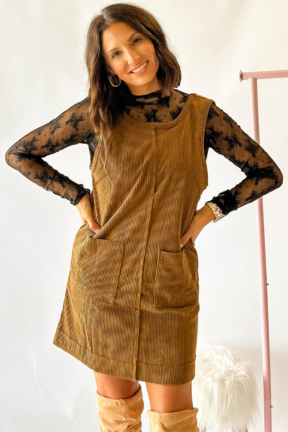 Minivestido sin mangas de pana beige con costuras expuestas