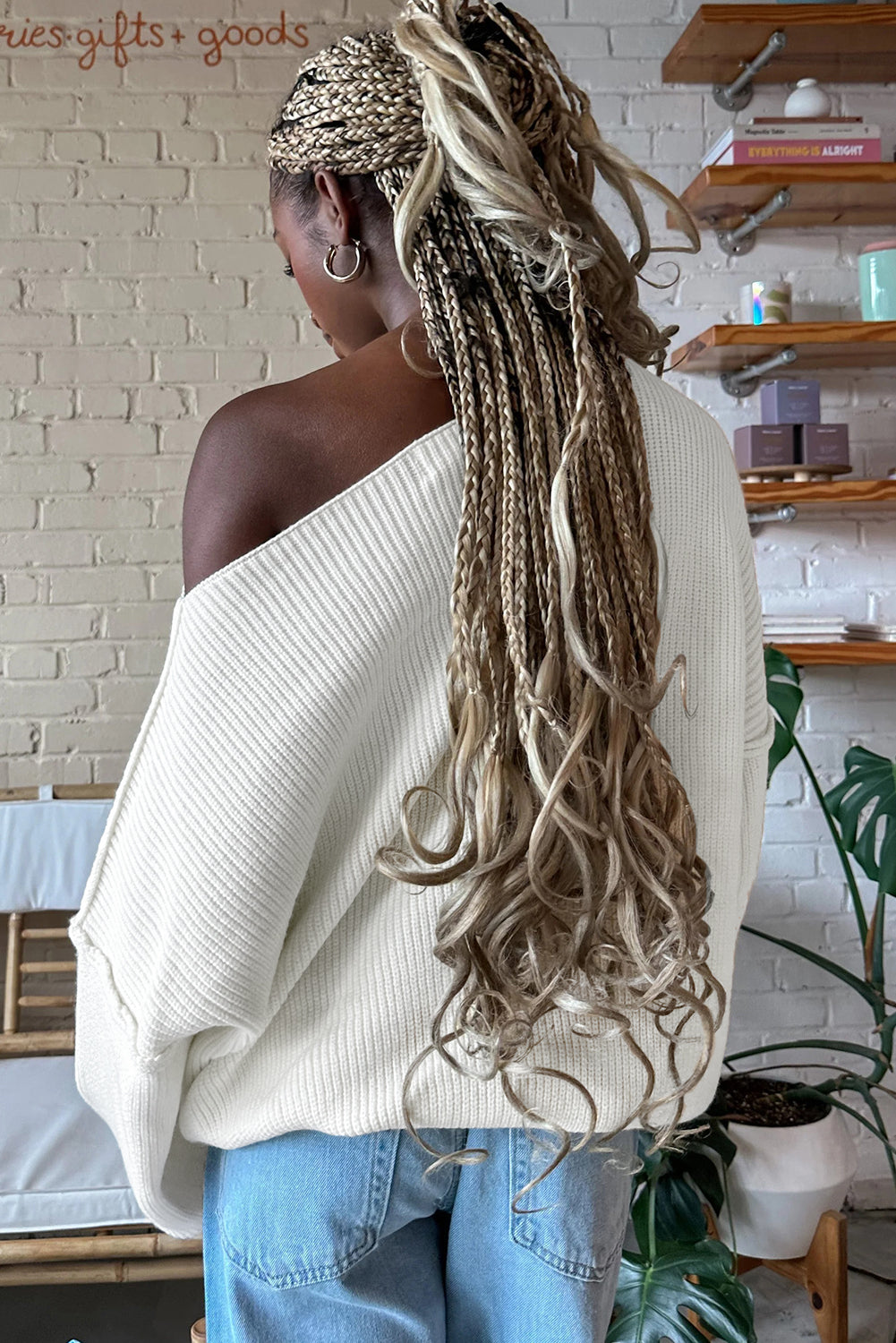 Pull blanc ample à col asymétrique et épaules tombantes