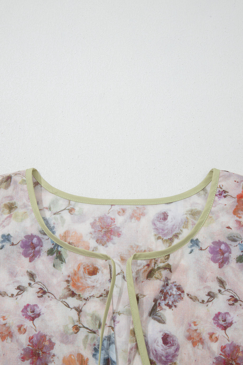 Blouse babydoll noire grande taille à imprimé floral, bordures contrastées et rayures.