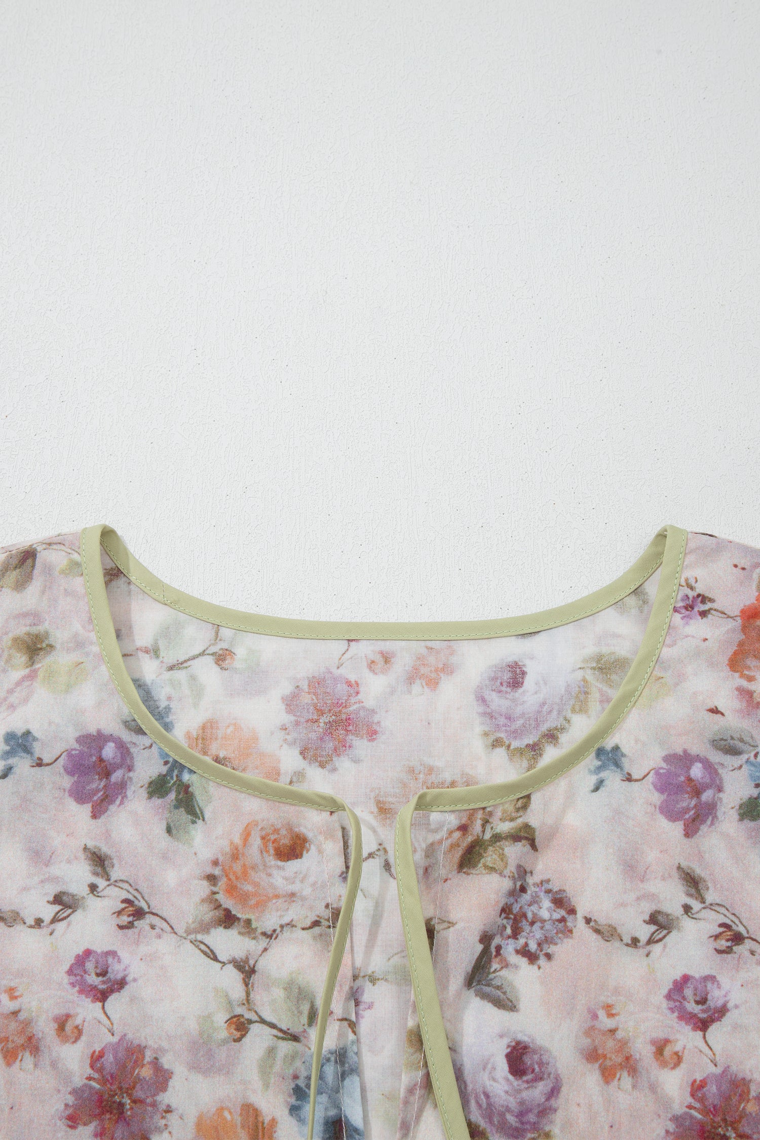 Blouse babydoll noire grande taille à imprimé floral, bordures contrastées et rayures.