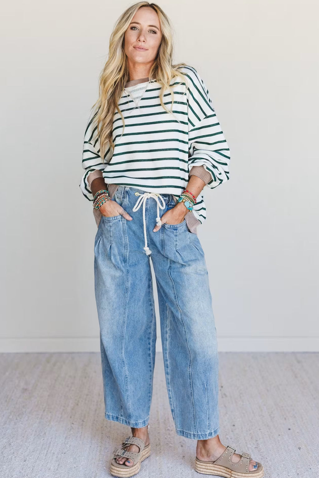 Sudadera con cuello redondo, hombros caídos, diseño de patchwork, acanalado y rayas blancas