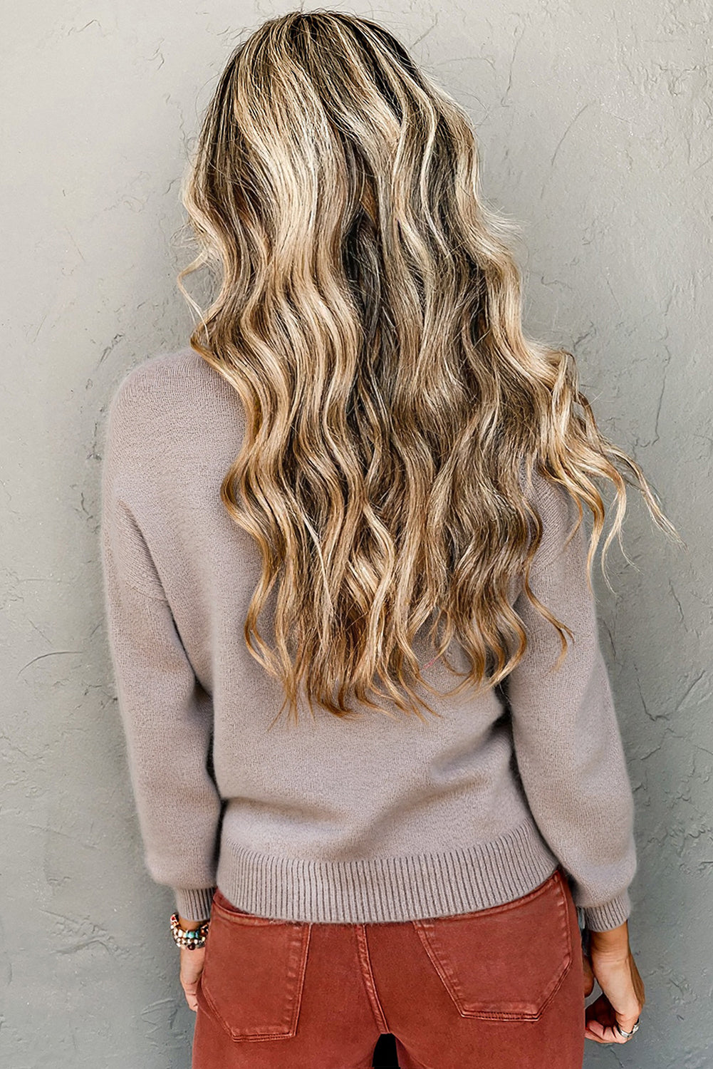 Suéter holgado de cuello redondo con mangas bordadas con flores en color topo