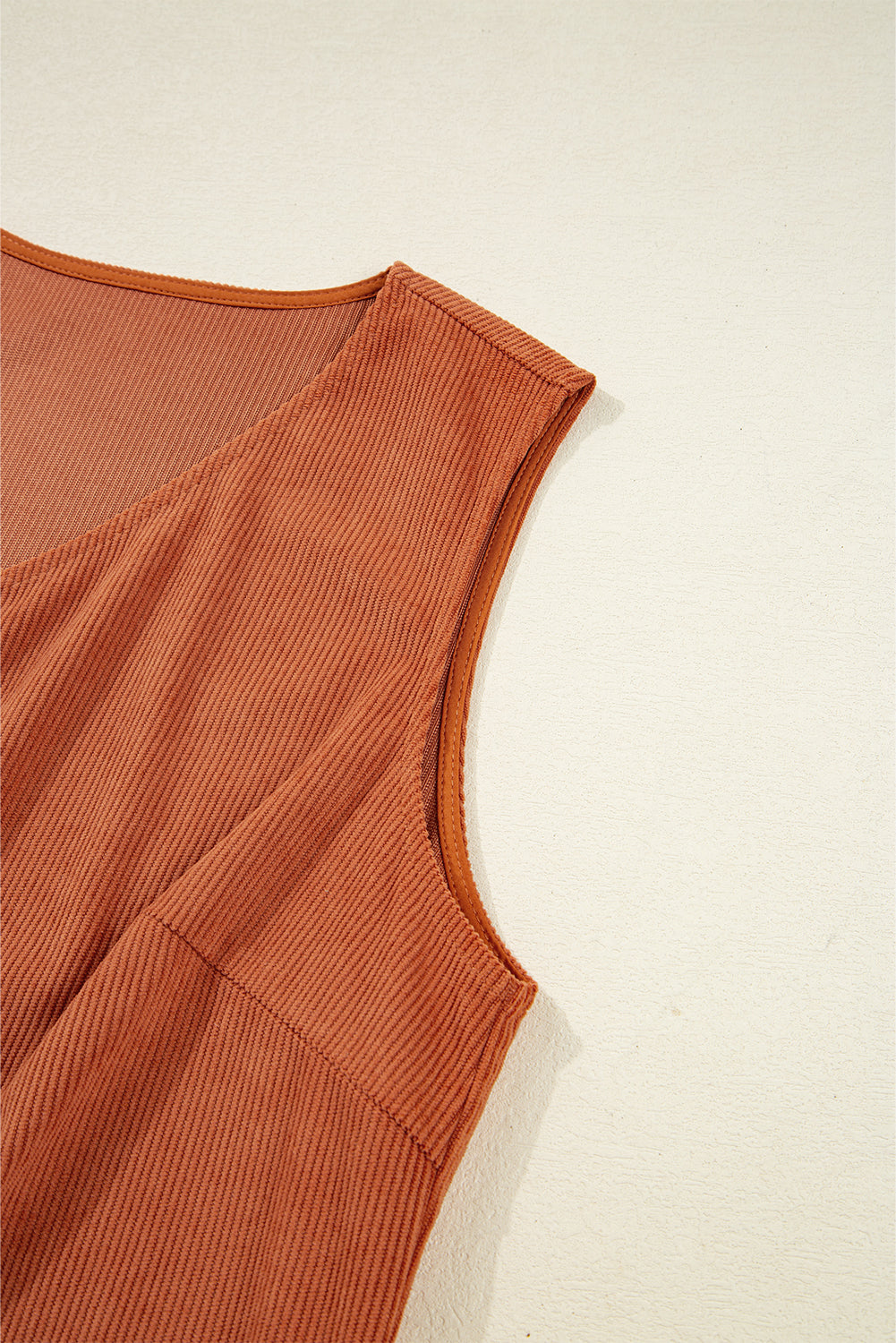 Vestido mini sin mangas con bolsillo de parche bordado de pana con llamas doradas