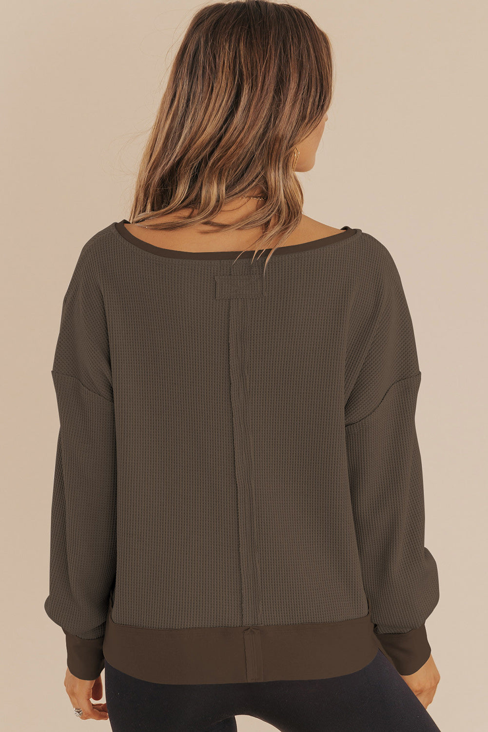 Sweat-shirt uni en maille gaufrée marron foncé, col en V cranté et épaules tombantes