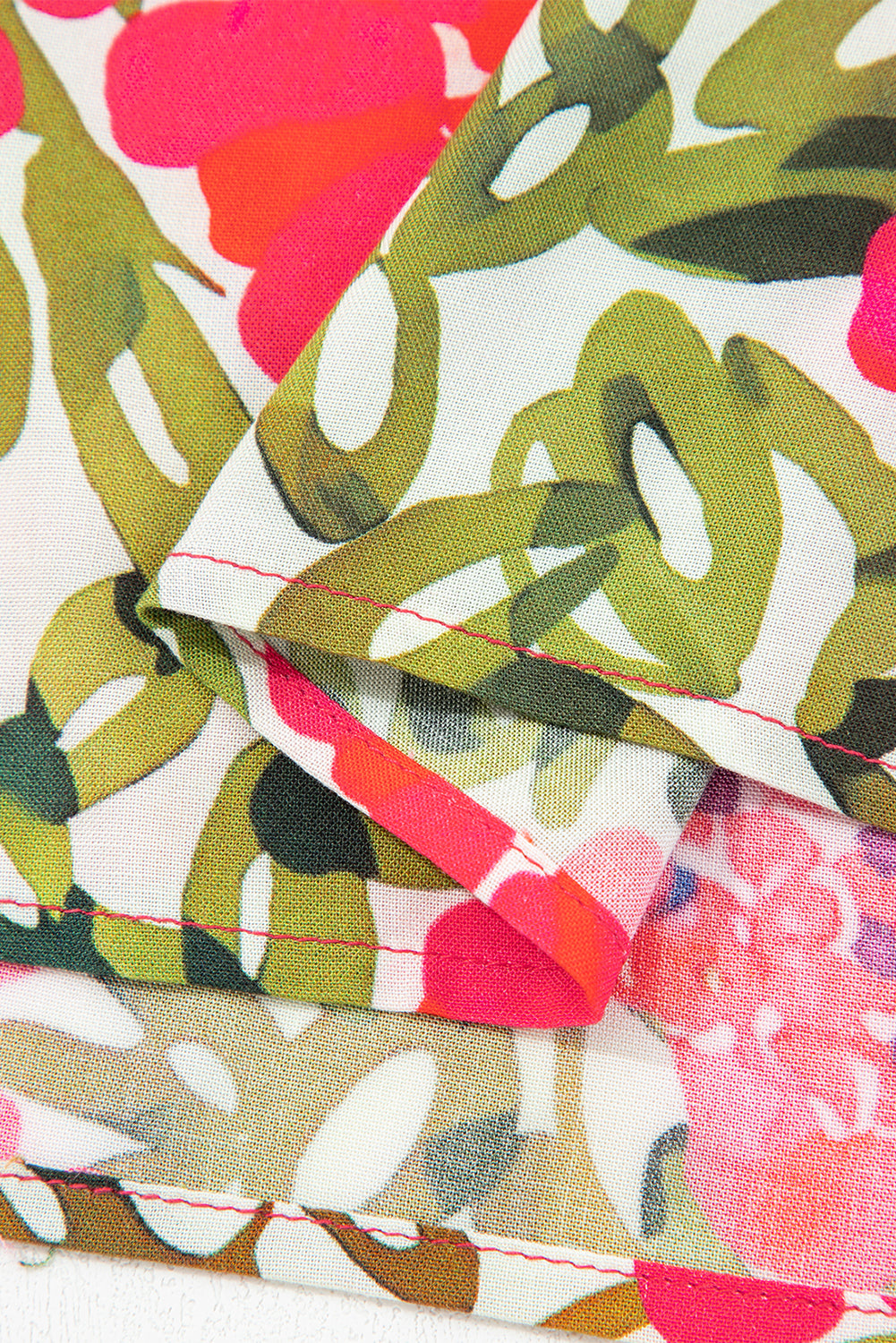 Blusa con cuello en V, mangas con volantes y estampado floral rojo