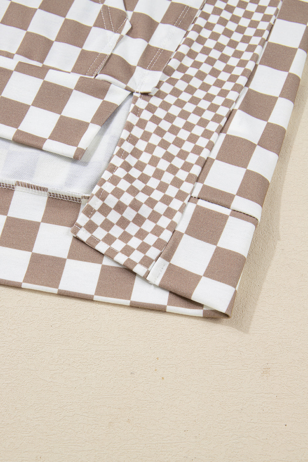 Sudadera con capucha extragrande con cuello anudado y patchwork de cuadros dobles en color caqui