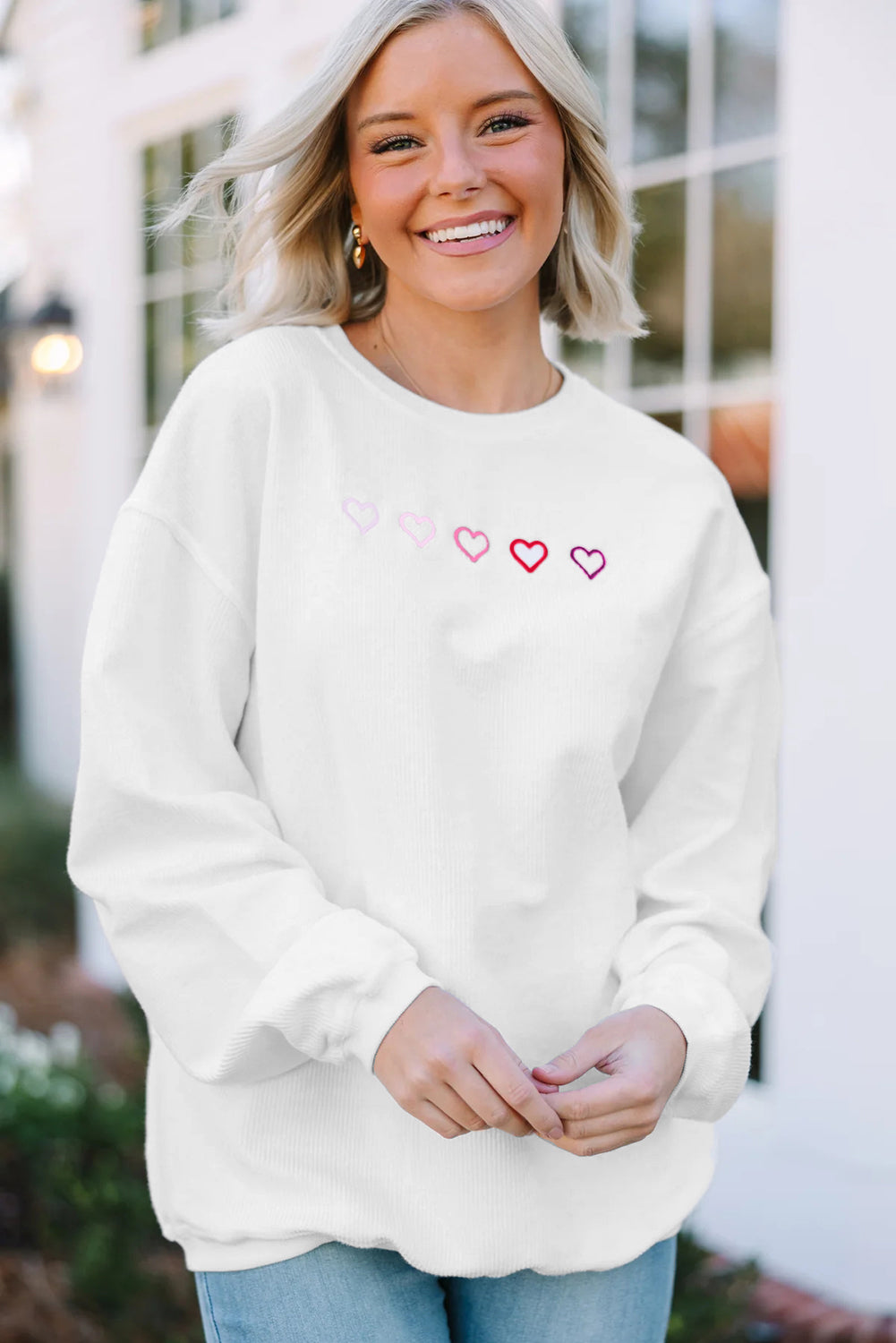 Sudadera blanca con hombros caídos y bordado de corazón XOXO acanalado en 3D