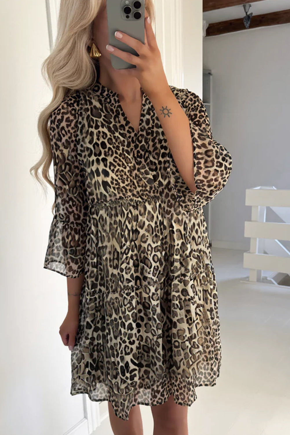 Vestido caqui con cuello en V y mangas 3/4 de leopardo