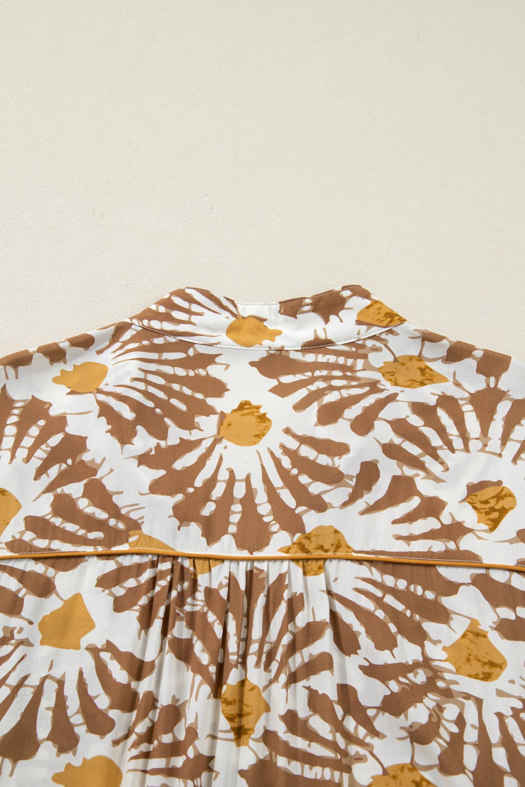 Vestido largo holgado con estampado abstracto de plantas en color caqui, talla grande