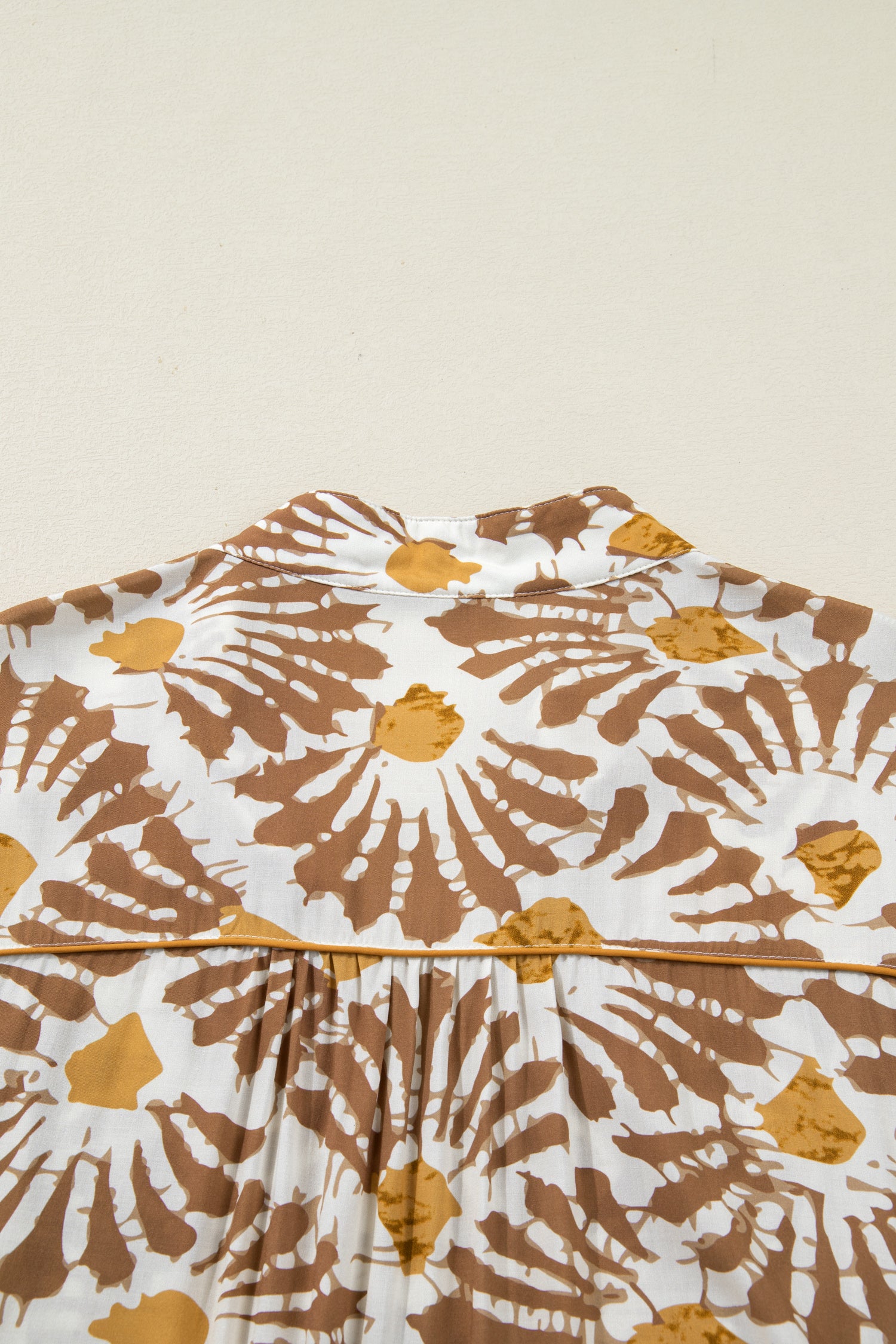 Vestido largo holgado con estampado abstracto de plantas en color caqui, talla grande