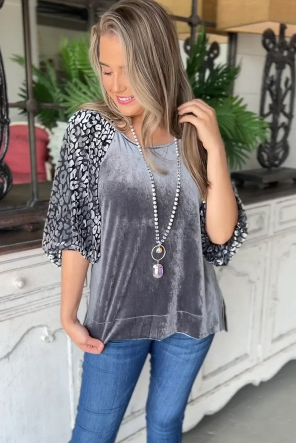 Blusa de terciopelo con mangas farol y estampado de leopardo gris