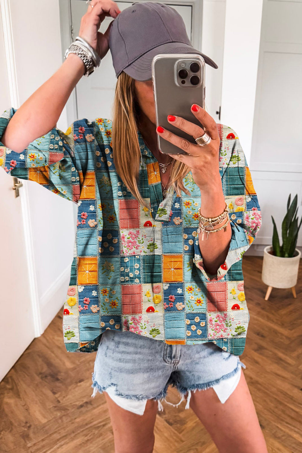 Chemisier à col en V et patchwork floral bleu ciel