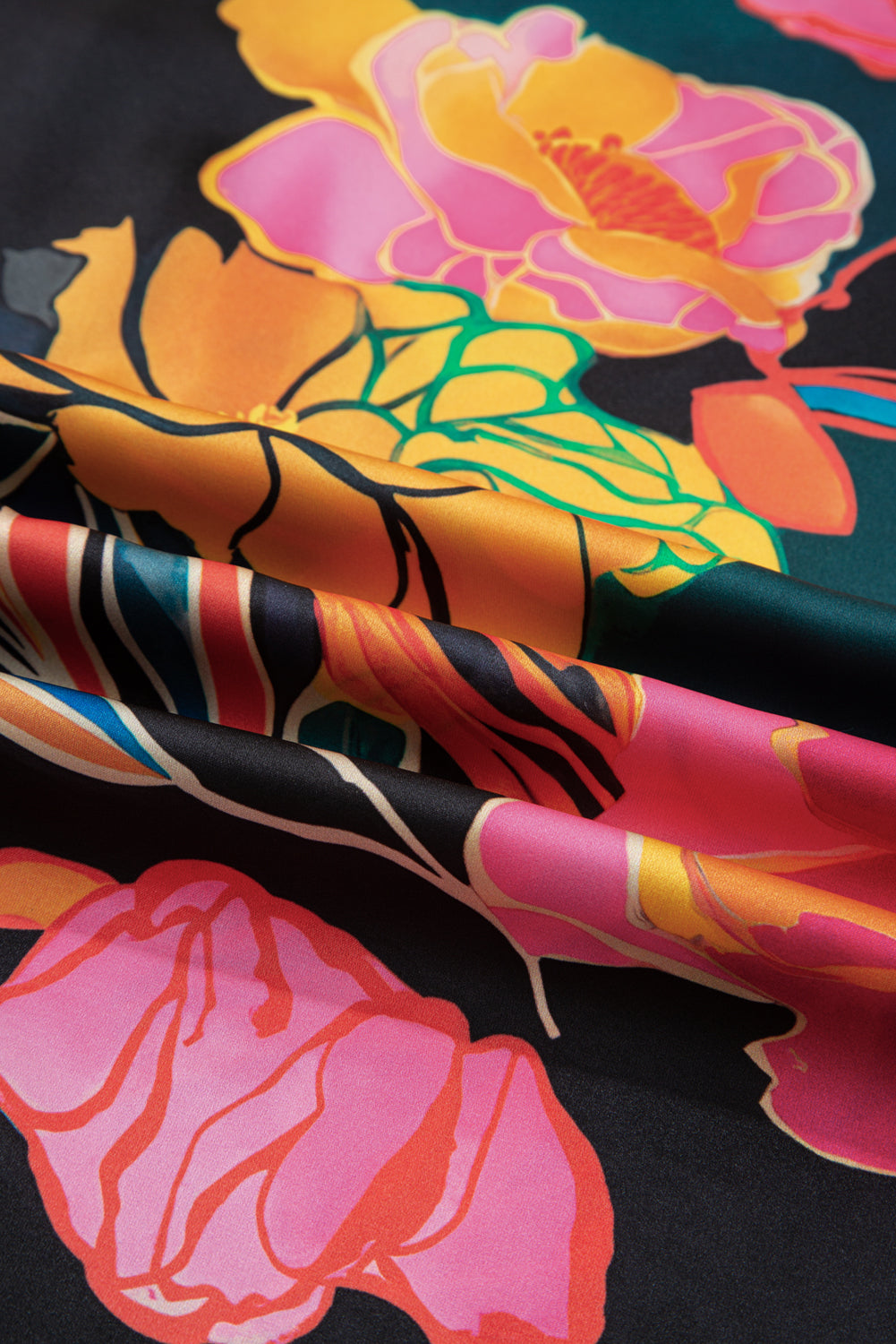 Blusa negra con estampado floral, puños fruncidos, mangas abullonadas y escote en V