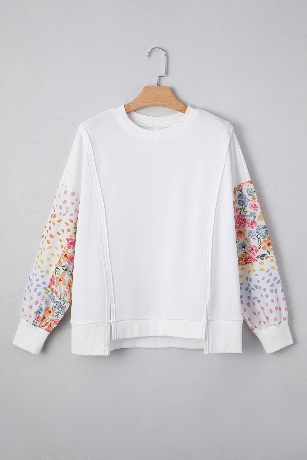 Sudadera con estampado floral blanco de lunares y mangas patchwork de corte alto y bajo