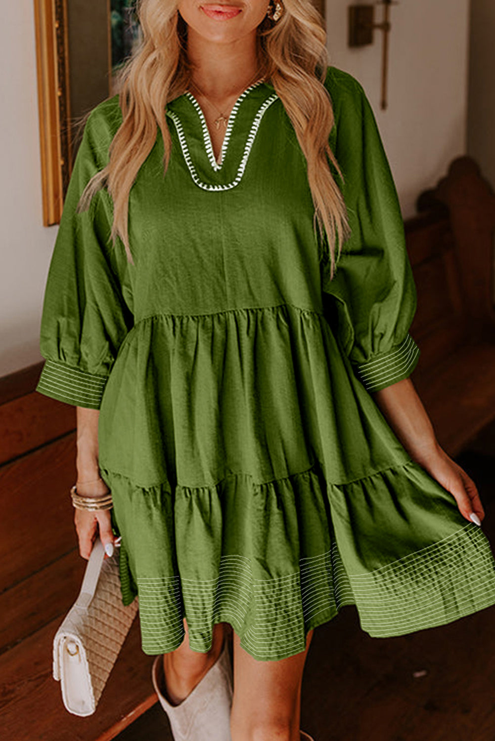 Vestido mini verde jungla con escote en V, mangas 3/4 y costuras en contraste