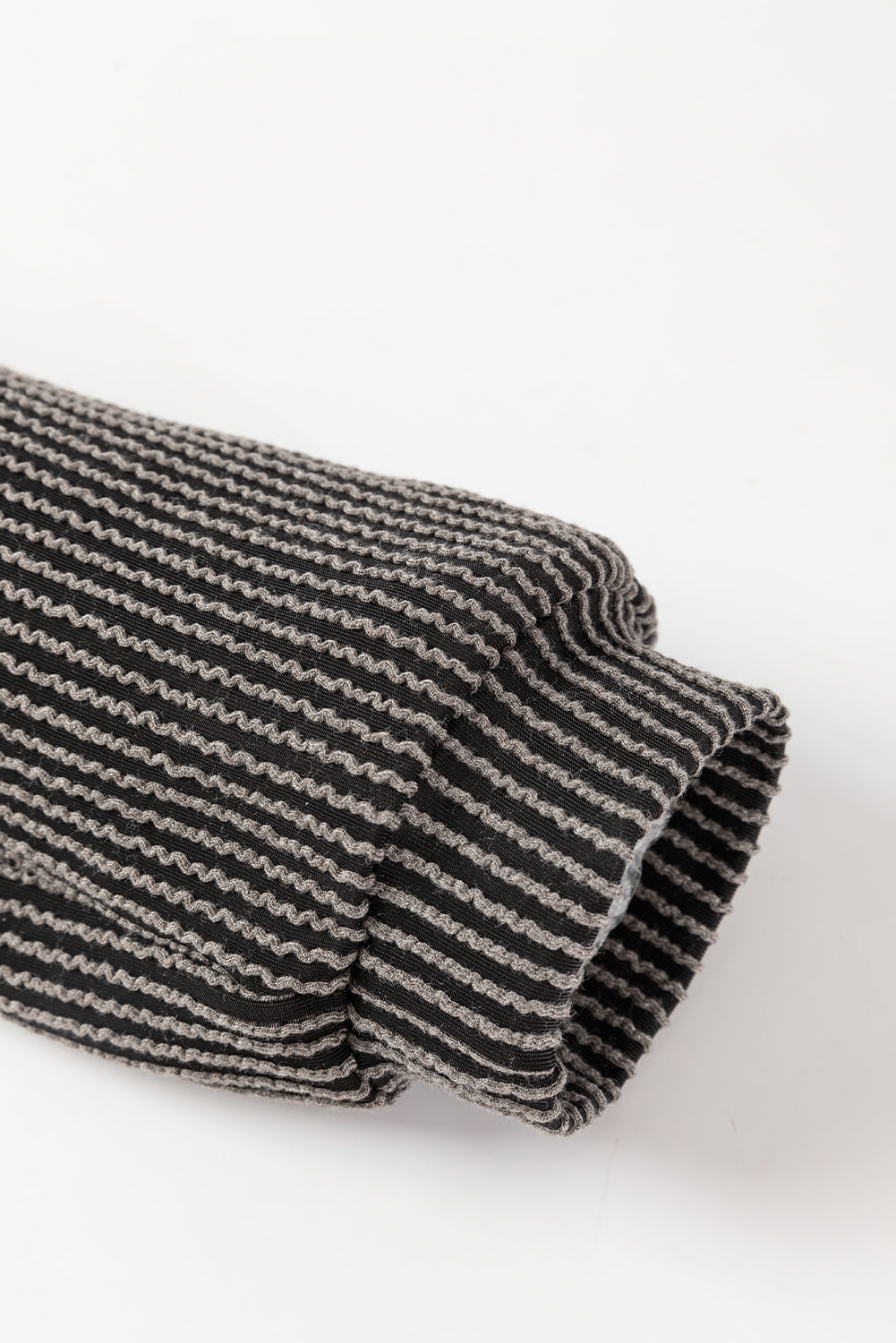 Conjunto de top de manga larga con cordón y pantalones cortos de cintura alta en color castaño