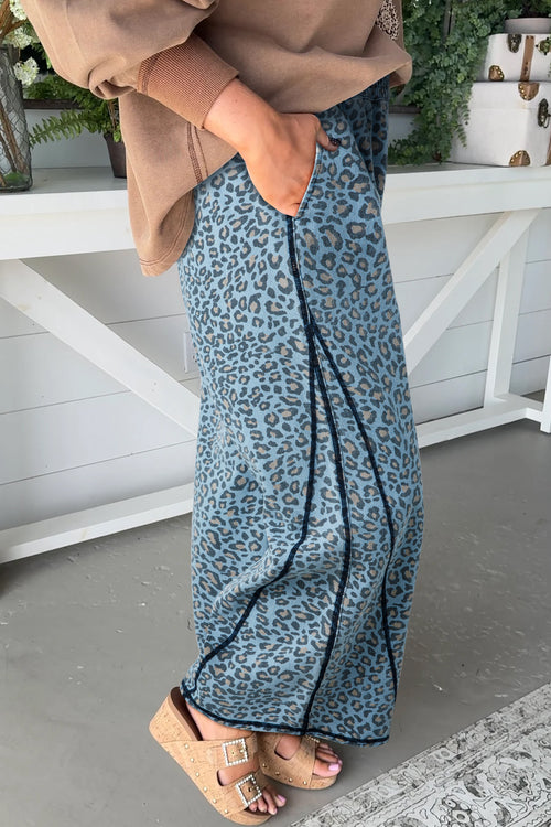 Jean à jambes larges avec cordon de serrage et imprimé léopard bleu, coutures apparentes