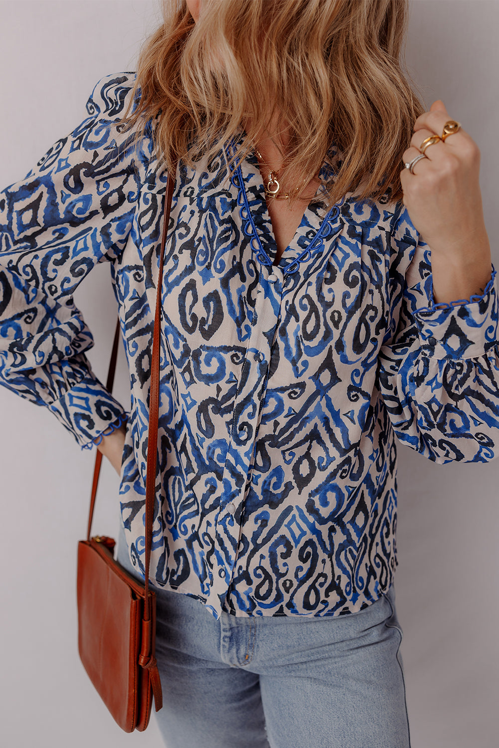Blusa de manga larga con cuello en V y volantes con estampado abstracto bohemio azul