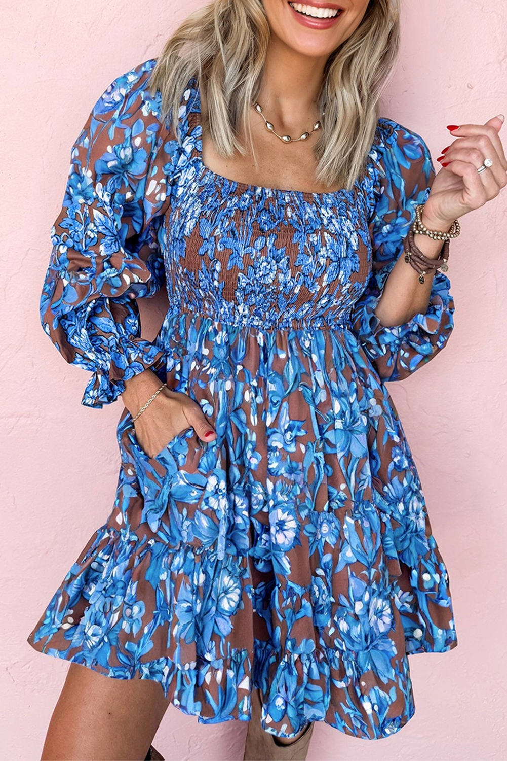 Vestido floral azul con escote fruncido, cintura alta, mangas con volantes