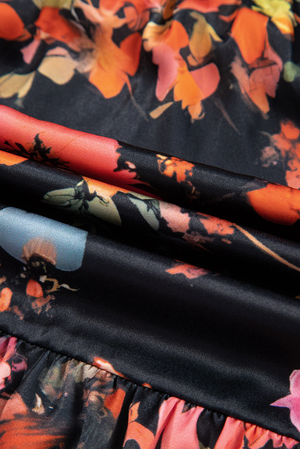 Vestido mini de manga larga con cintura ceñida, cuello anudado y estampado floral, color negro, talla grande