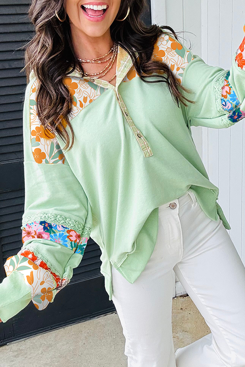 Top Henley con capucha y patchwork floral de encaje Clearly Aqua