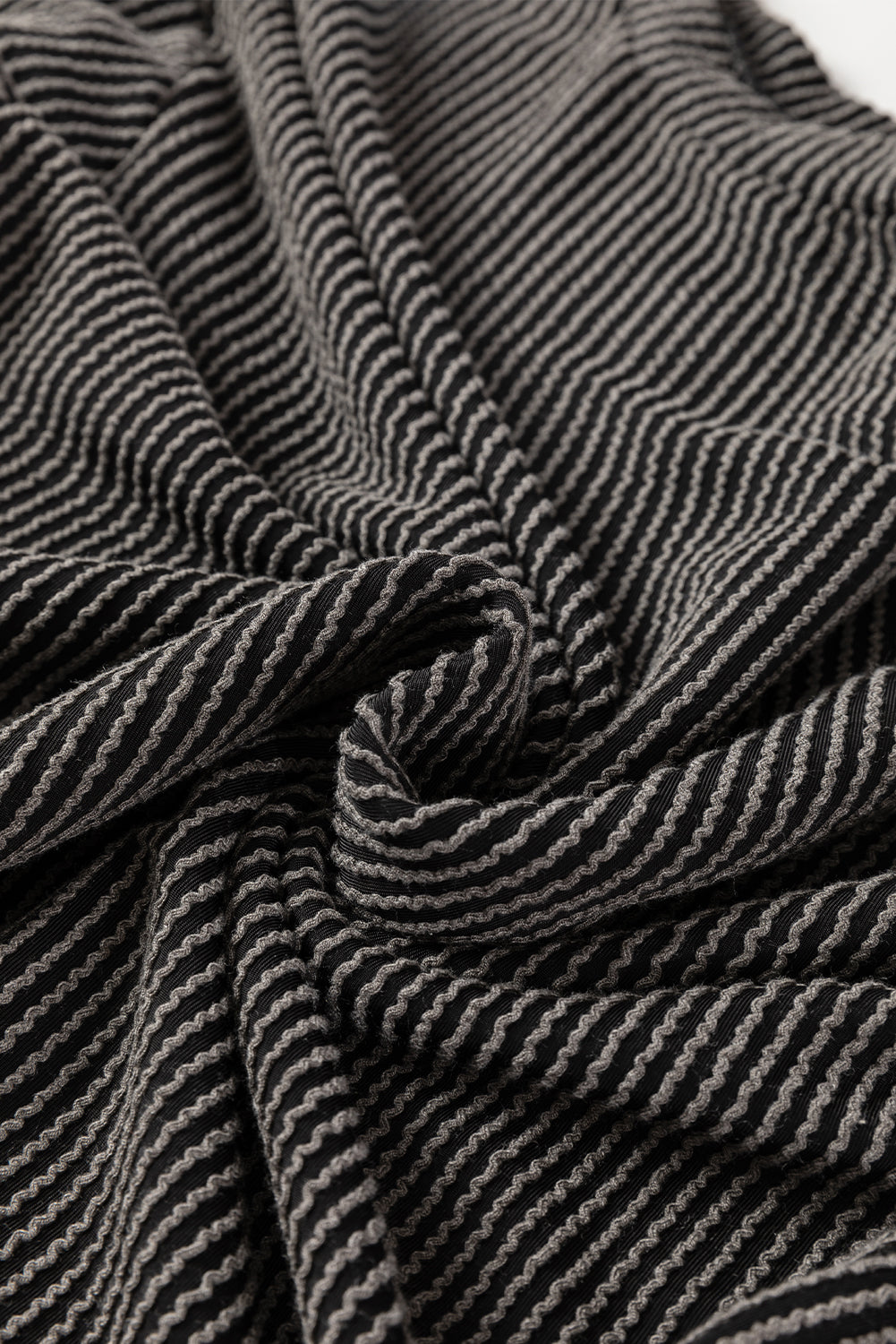 Conjunto de top de manga larga con cordón y pantalones cortos de cintura alta en color castaño