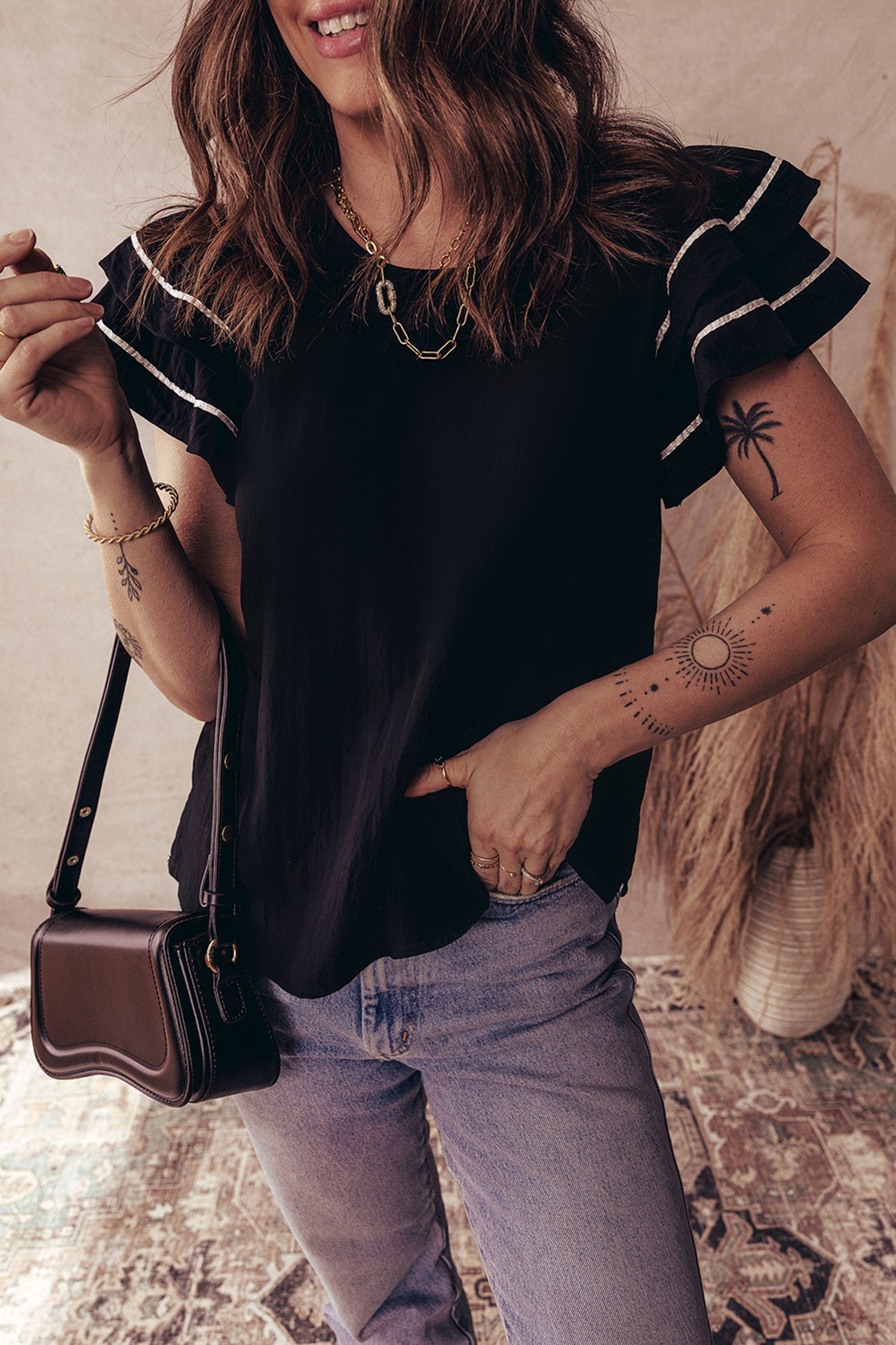 Chemisier texturé à manches courtes et double volants, orné de bordures contrastées noires