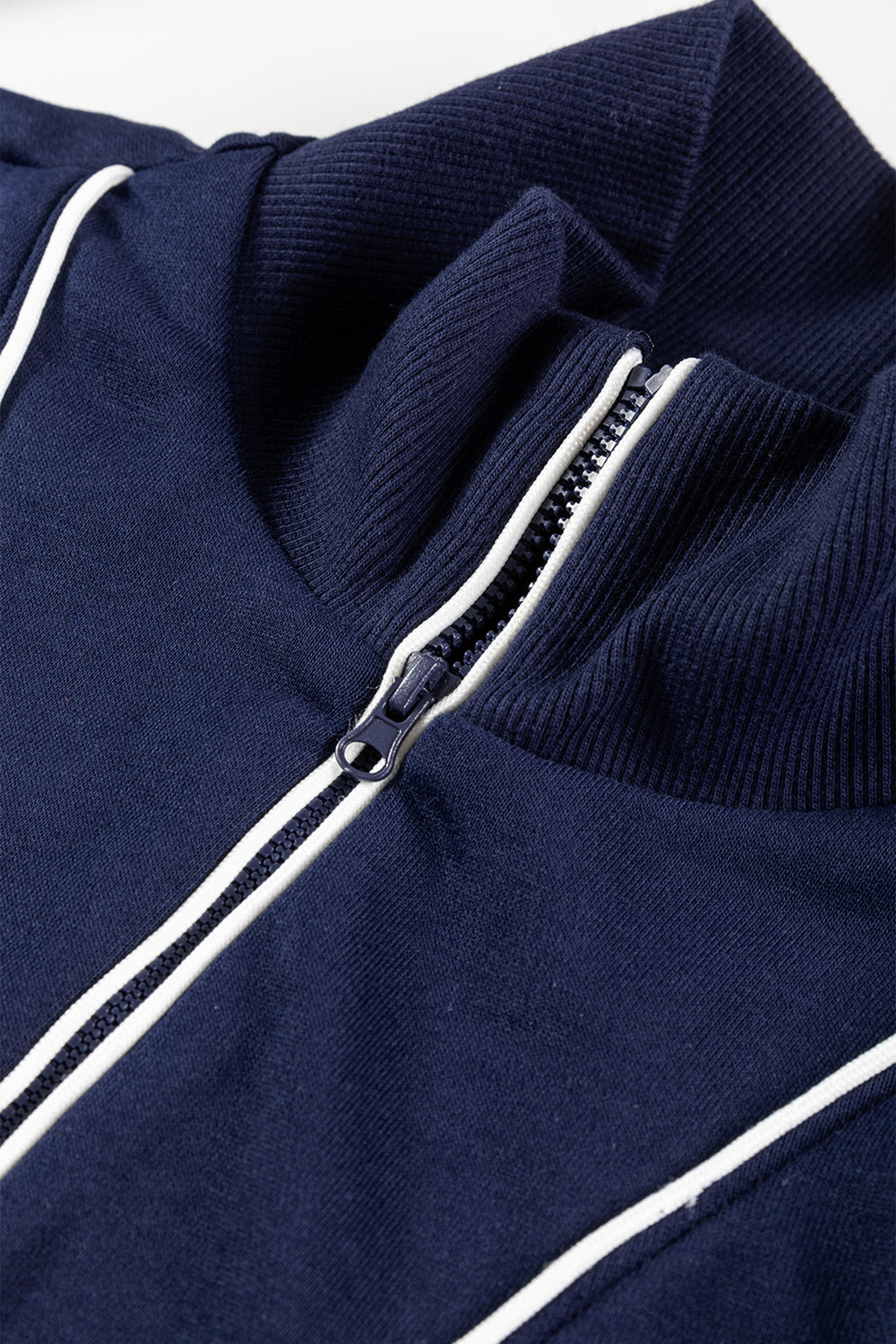 Conjunto de pantalón corto con cremallera y ribete en contraste azul marino