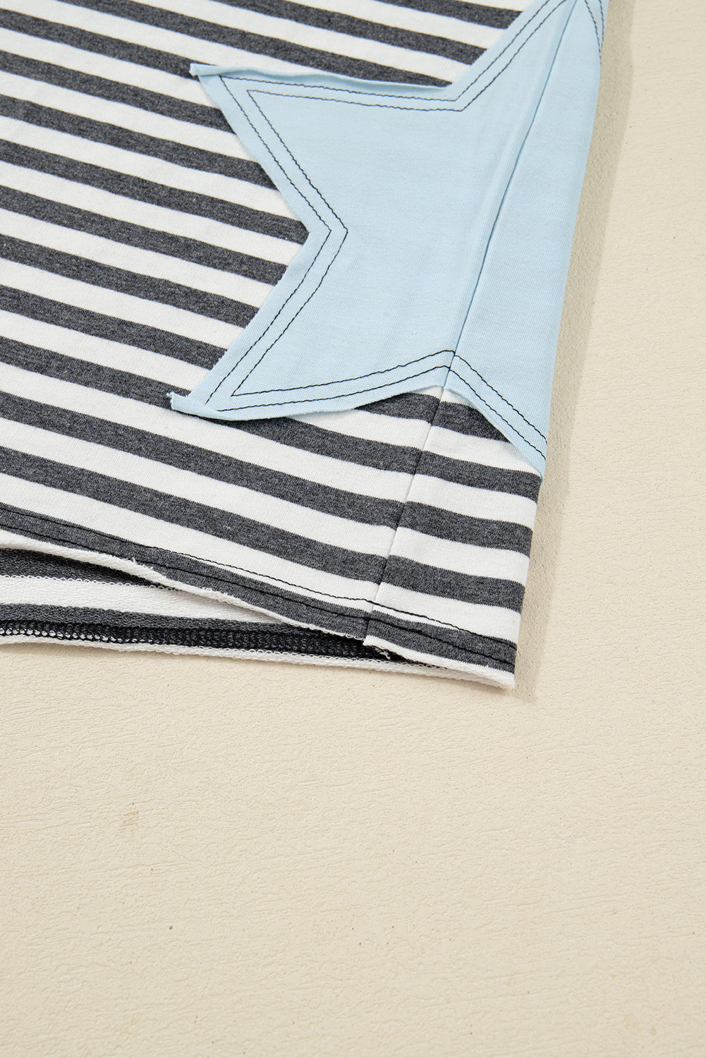 Haut à manches longues grande taille à rayures grises contrastées et étoiles cousues