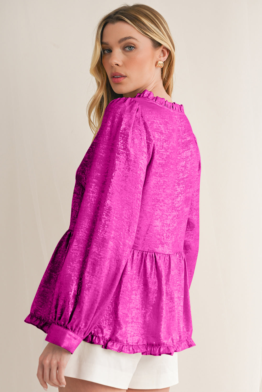 Blusa babydoll con escote en V, mangas abullonadas y volantes de terciopelo metalizado de color rojo rosa