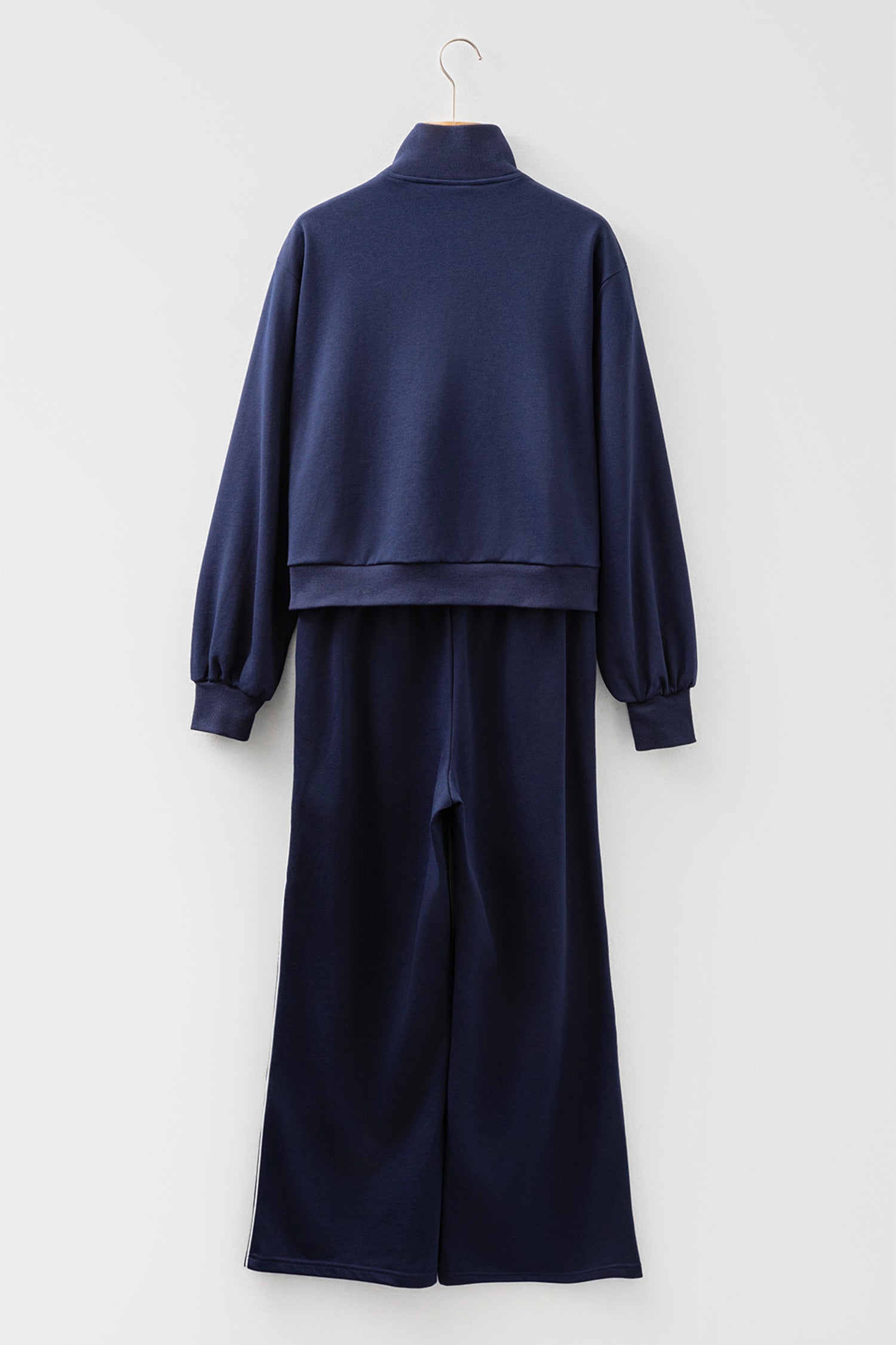 Conjunto de pantalón corto con cremallera y ribete en contraste azul marino