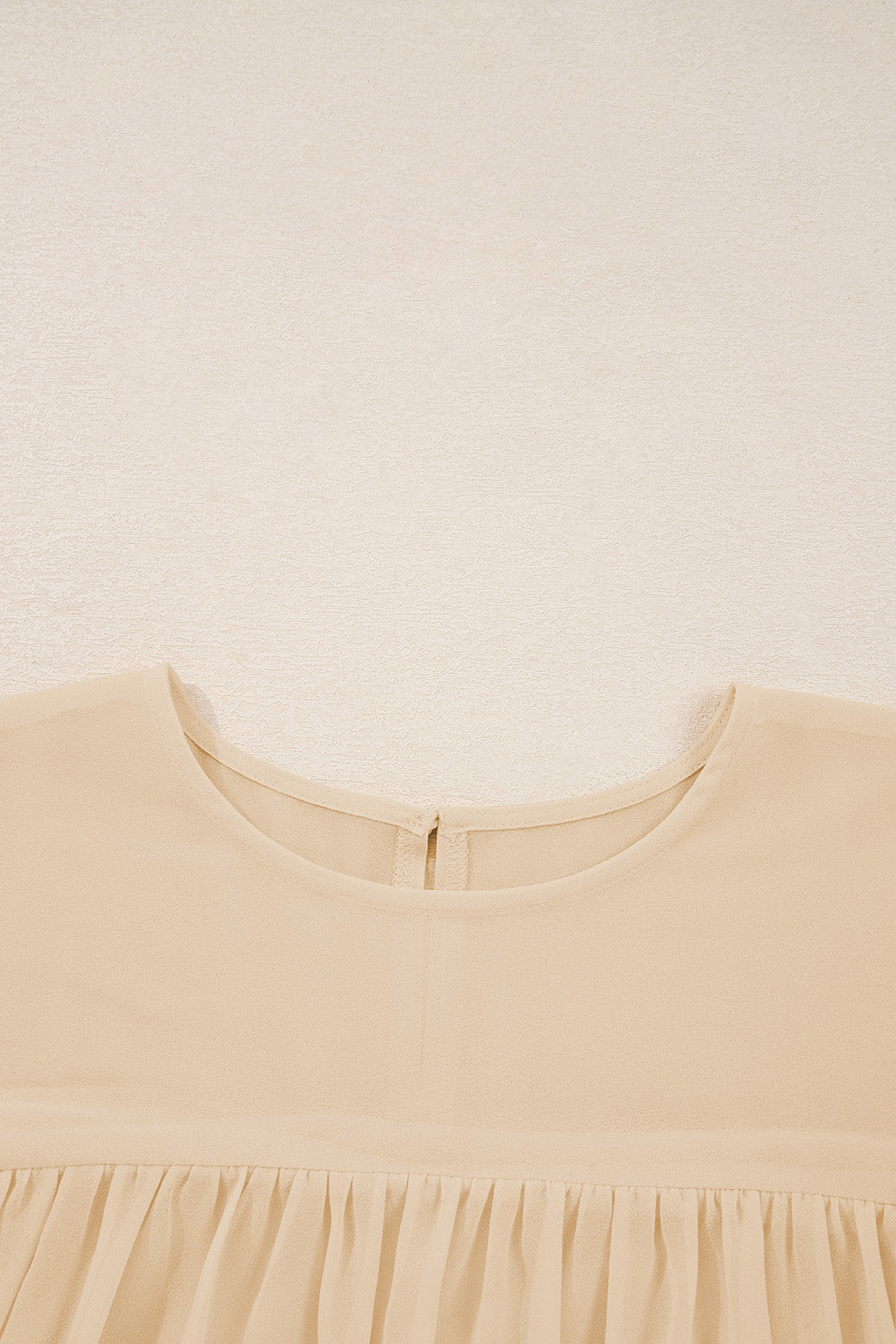 Blusa de gasa de manga larga con volantes y pliegues color pergamino