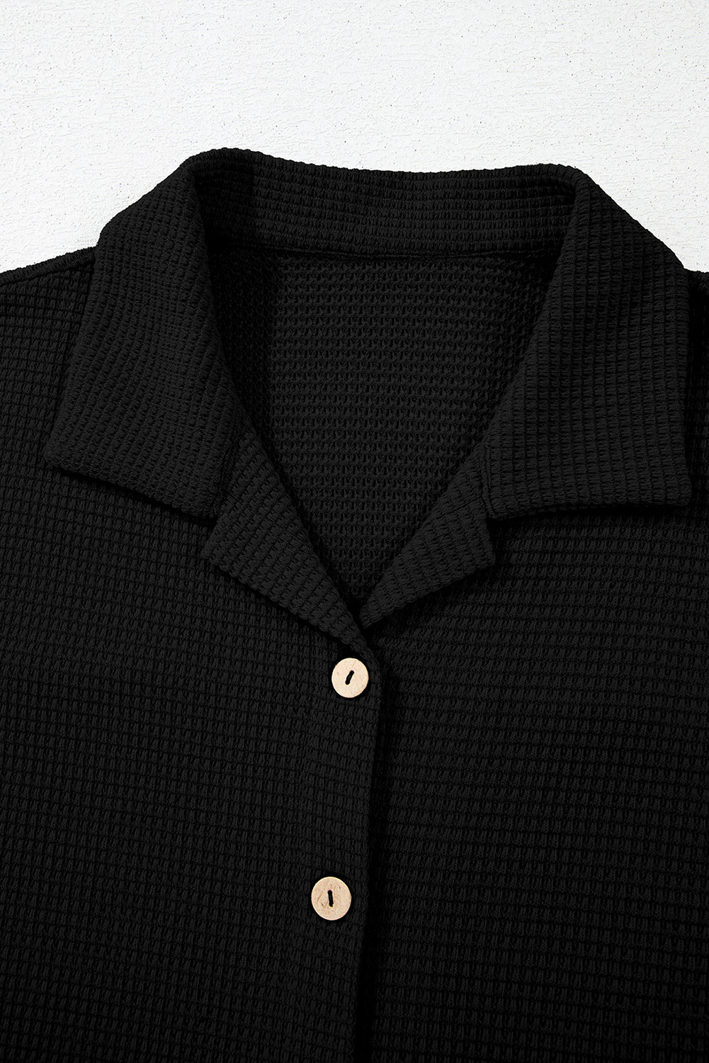 Conjunto de camisa abotonada y pantalón casual con textura de color negro liso