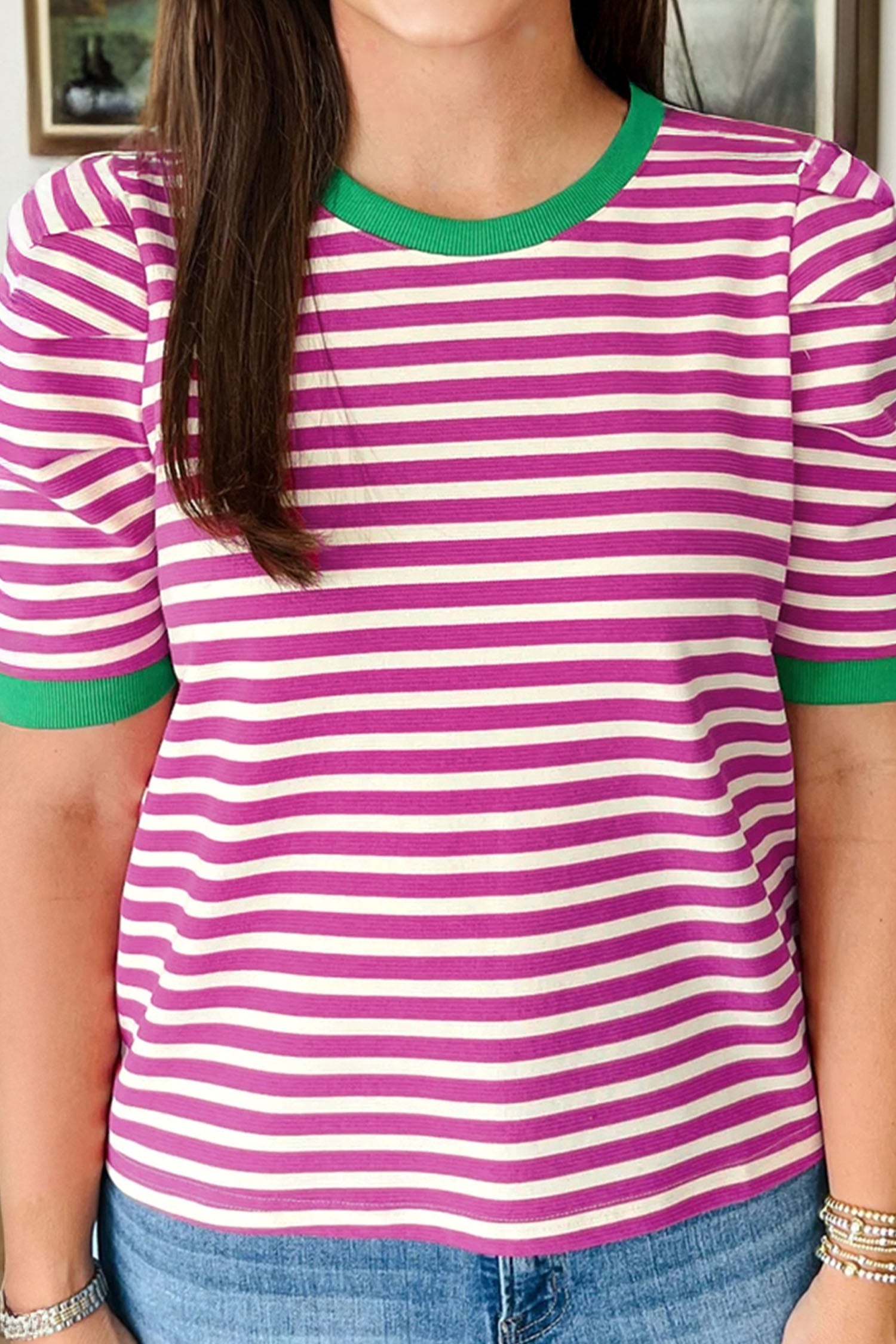 Camiseta de rayas marrones con mangas cortas abullonadas y ribete en contraste, cuello redondo