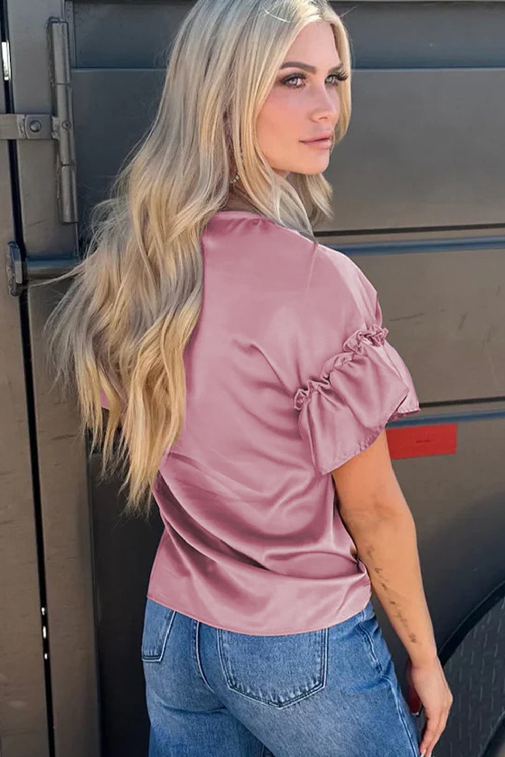 Chemisier à col en V et manches à volants en satin Toadstool