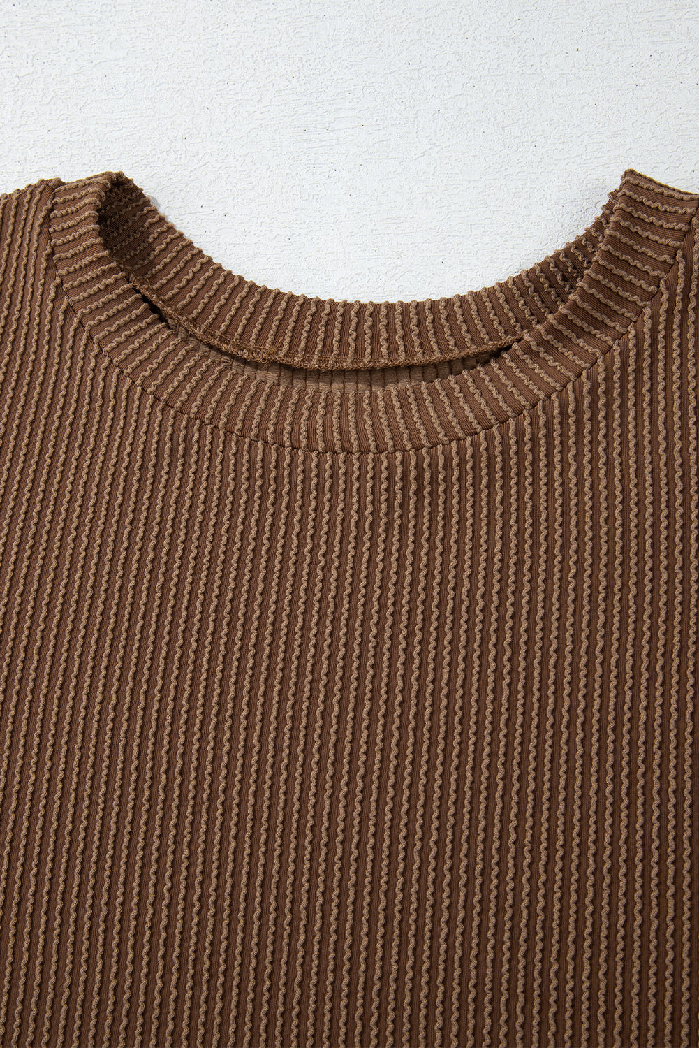 Conjunto de top de manga larga con cordón y pantalones cortos de cintura alta en color castaño