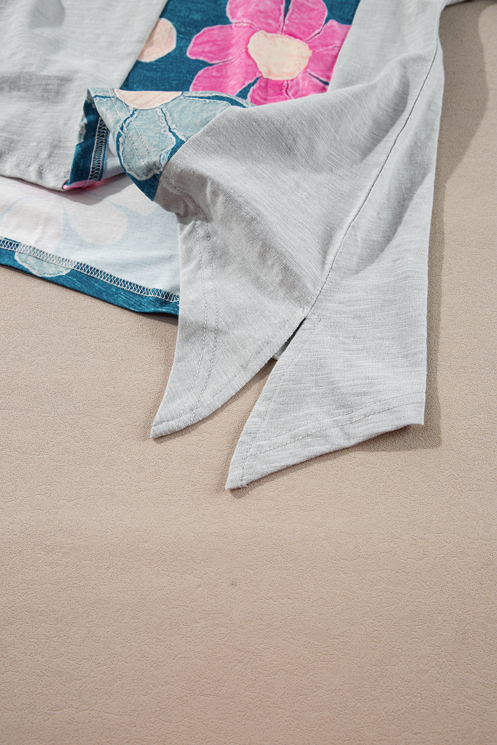 Top oversize con escote en V, mangas con brazalete y flores de patchwork rosa de los años 60