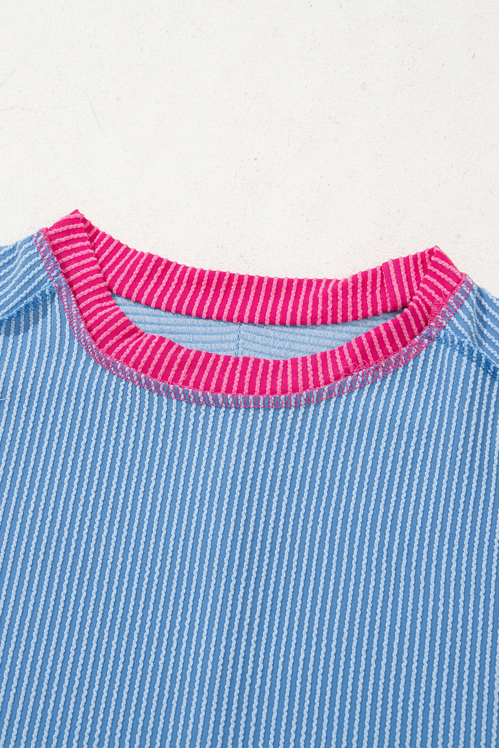 T-shirt col rond texturé rose vif de couleur contrastée