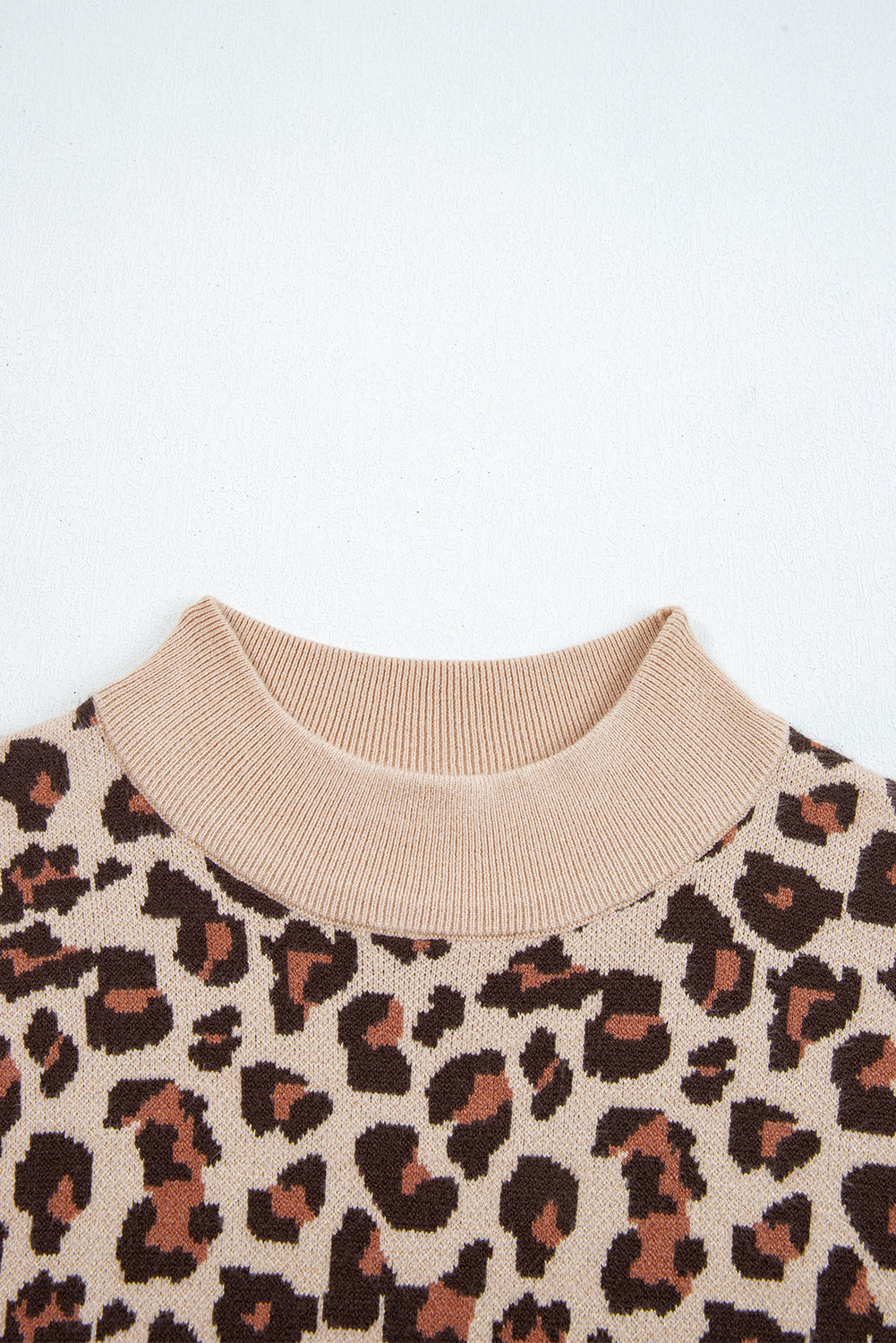 Vestido mini tipo suéter camisero de cuello alto con estampado de leopardo color caqui