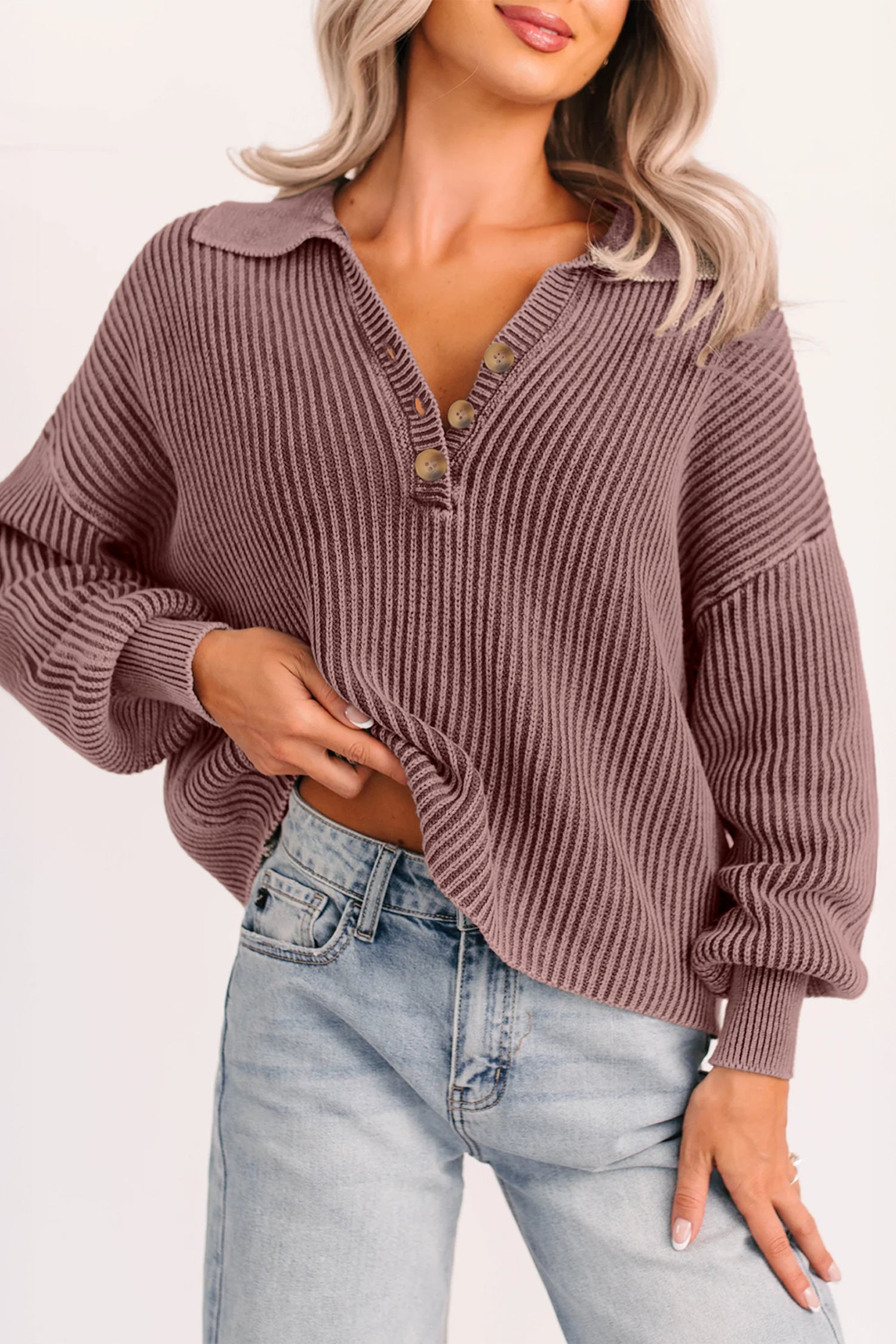 Pull ample à col polo boutonné en maille marron foncé délavée aux minéraux