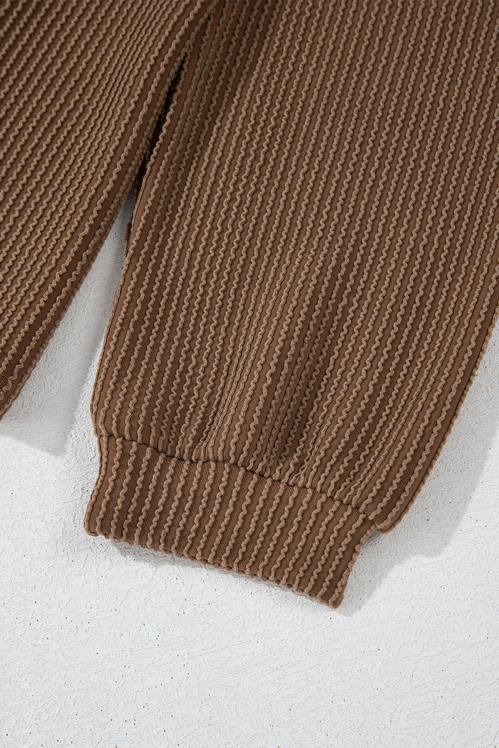 Conjunto de top de manga larga con cordón y pantalones cortos de cintura alta en color castaño