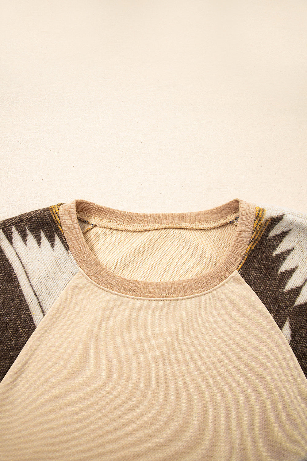 Sweat-shirt à manches raglan et patchwork géométrique beige clair