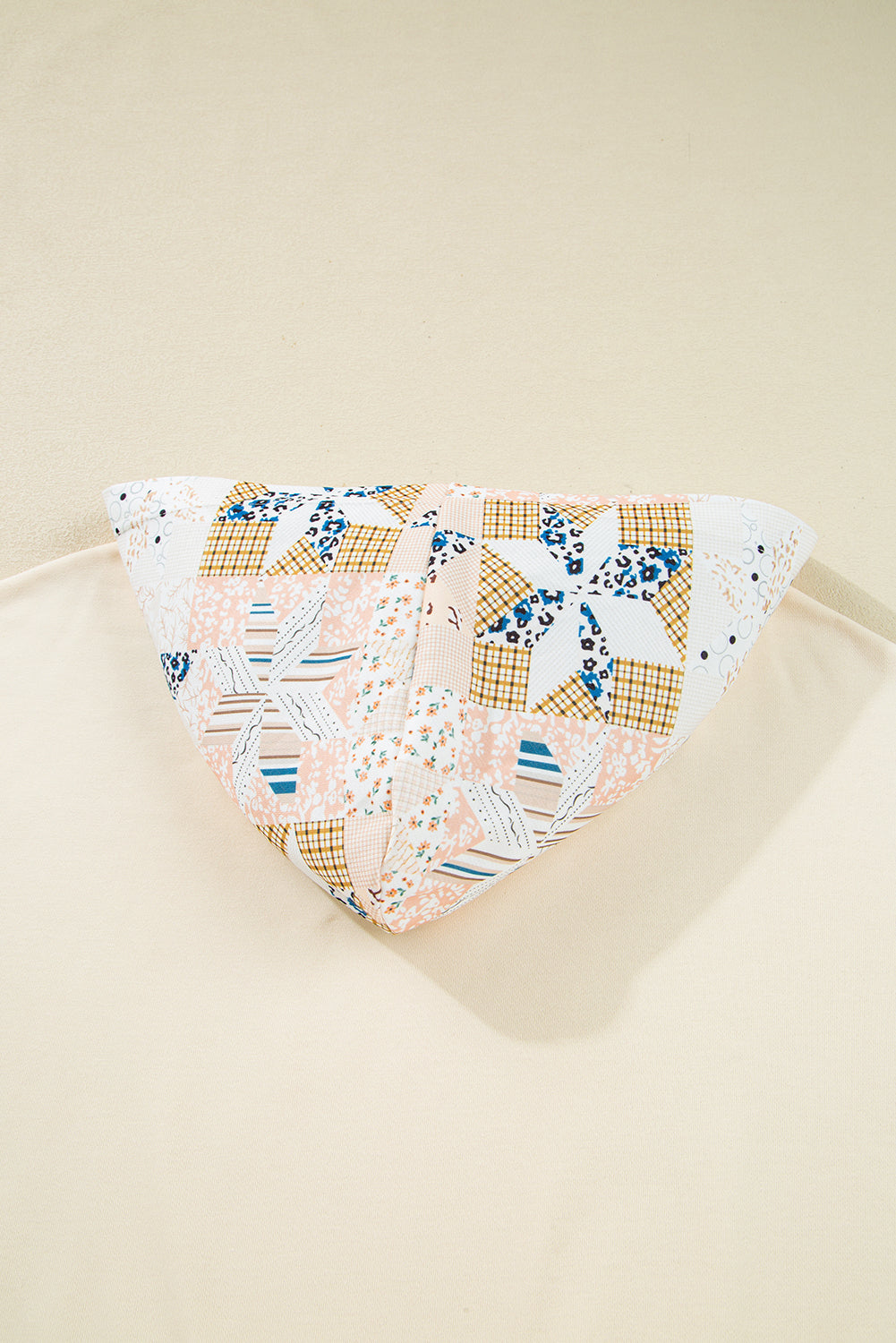 Sudadera con capucha de patchwork con estampado geométrico beige